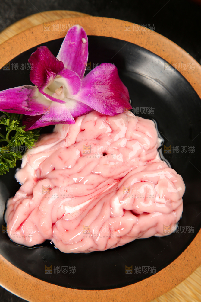 木板上放着一盘生猪脑