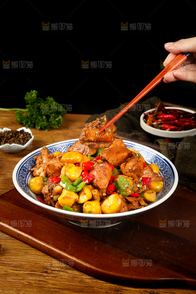 筷子上夹着鸡块