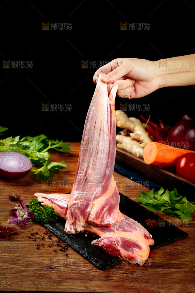 手里拿着黄牛腱子肉