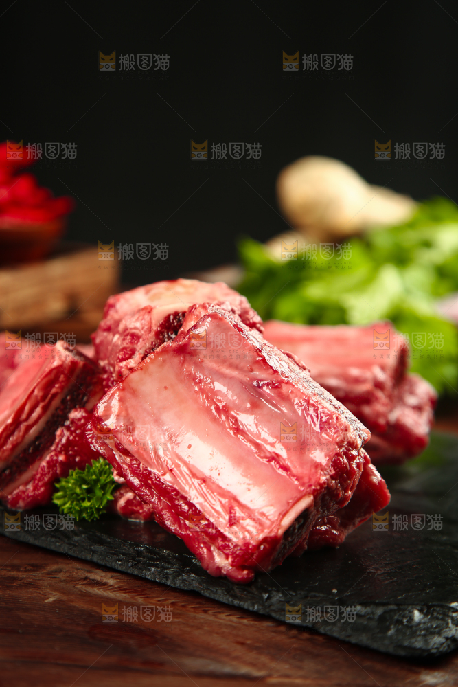 黑石板上摆放着黄牛牛排
