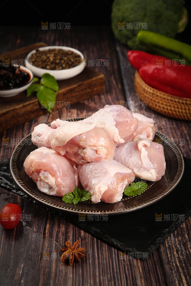 黑石板上一盘新鲜鸡腿