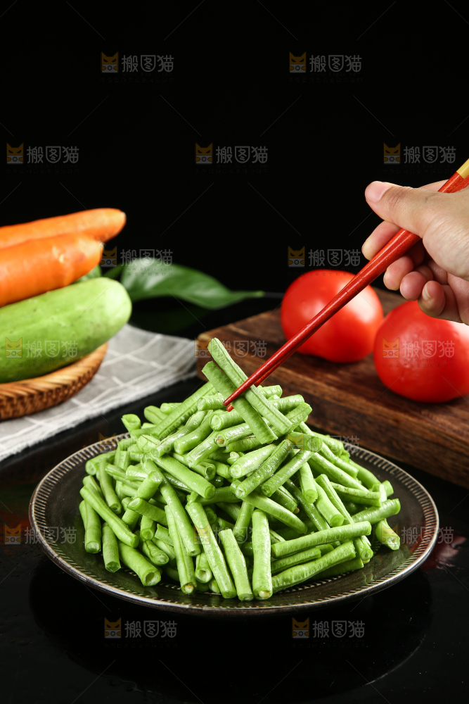 筷子上夹着嫩豆角