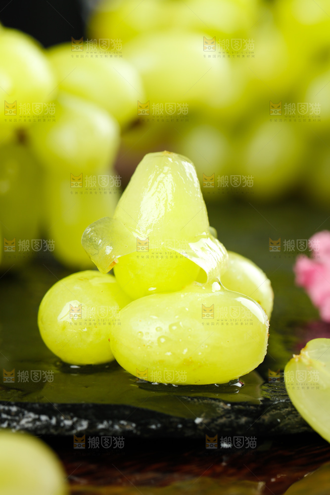 黑底上的白葡萄