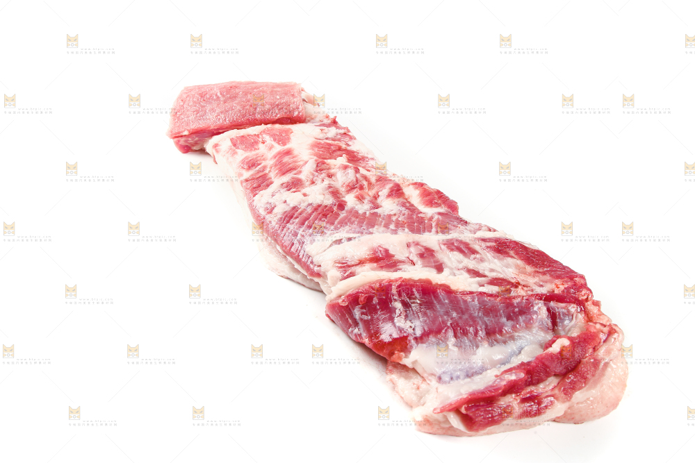 白底上放着猪肉