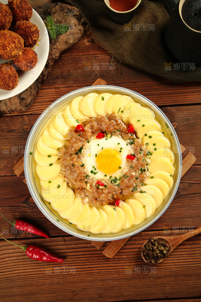 木底上放着一盘日本豆腐蒸肉沫