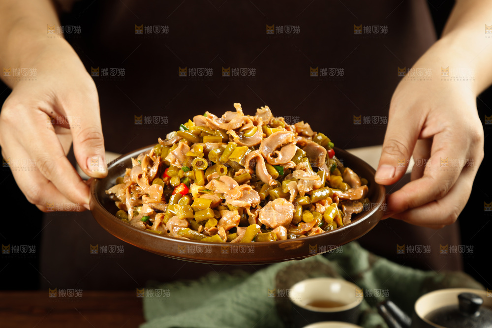 手里端着一盘酸辣鸡胗