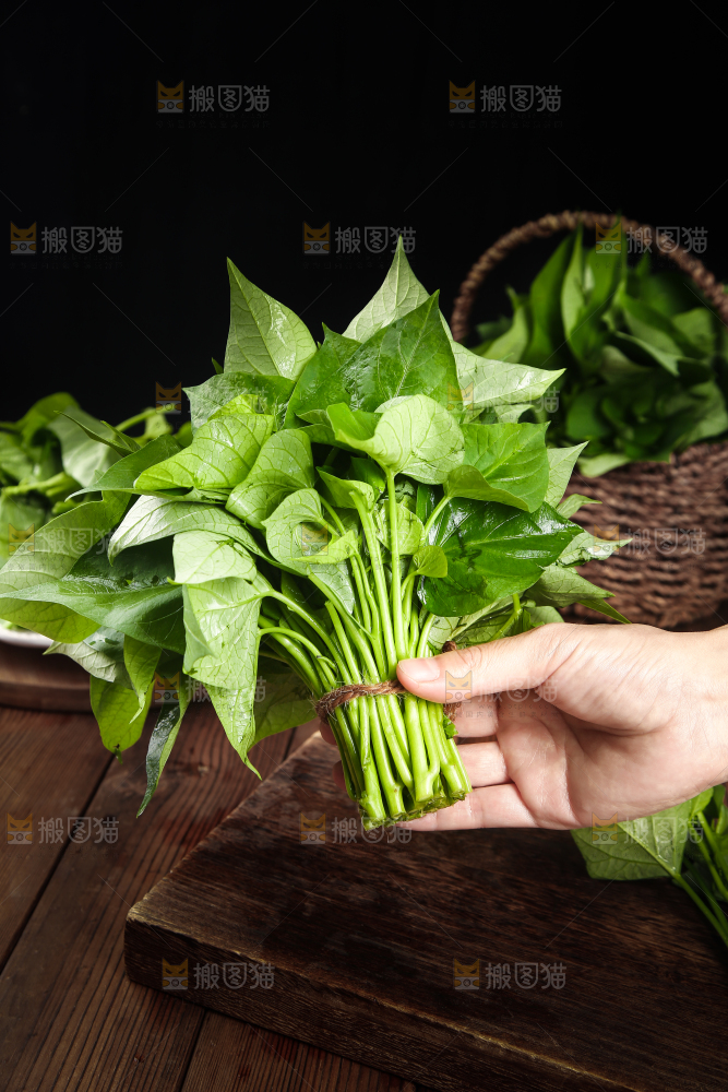 手里拿着一把苕尖
