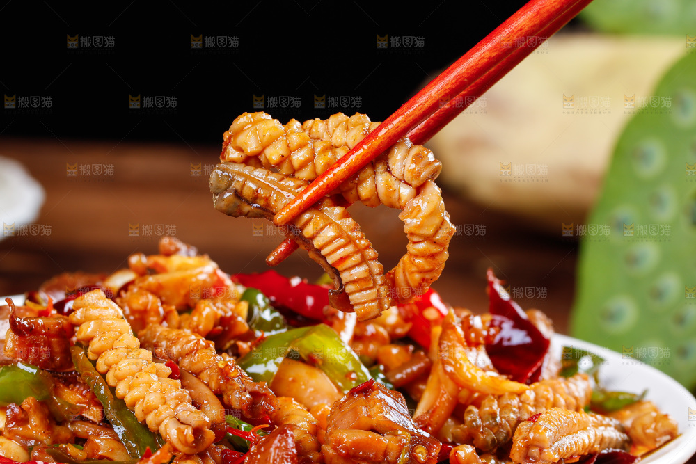 筷子上夹着辣椒炒鱿鱼