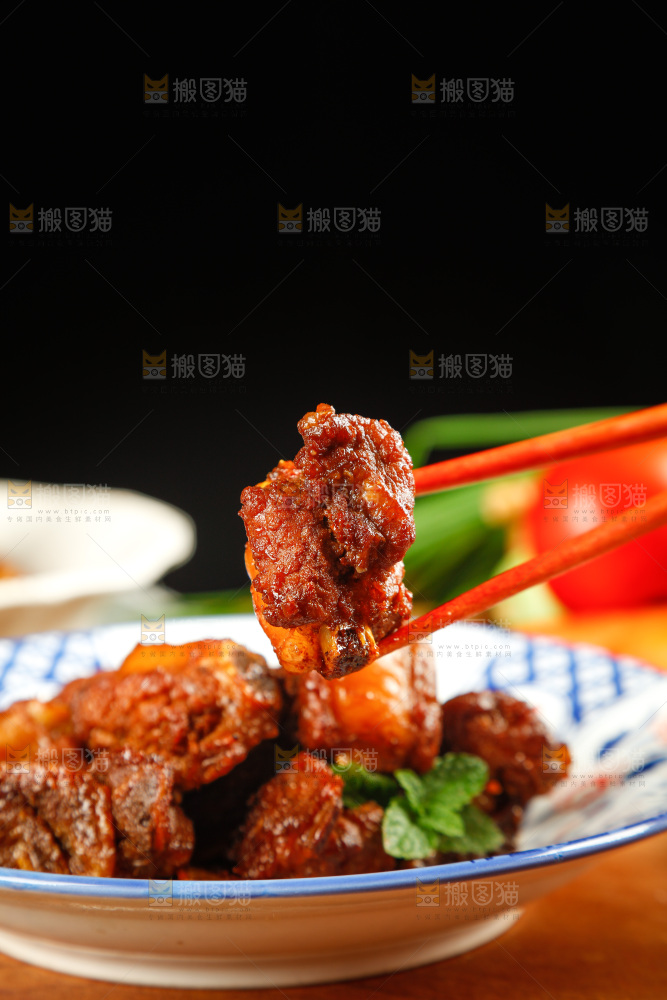 筷子上夹着红烧排骨