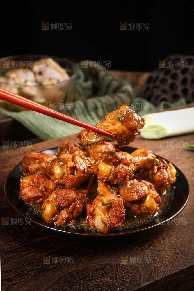 筷子上夹着小鸡腿