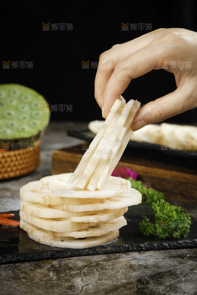 手里拿着湖北莲藕