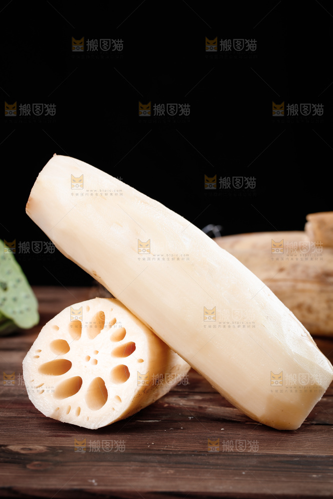 木底上摆放着湖北洪湖莲藕