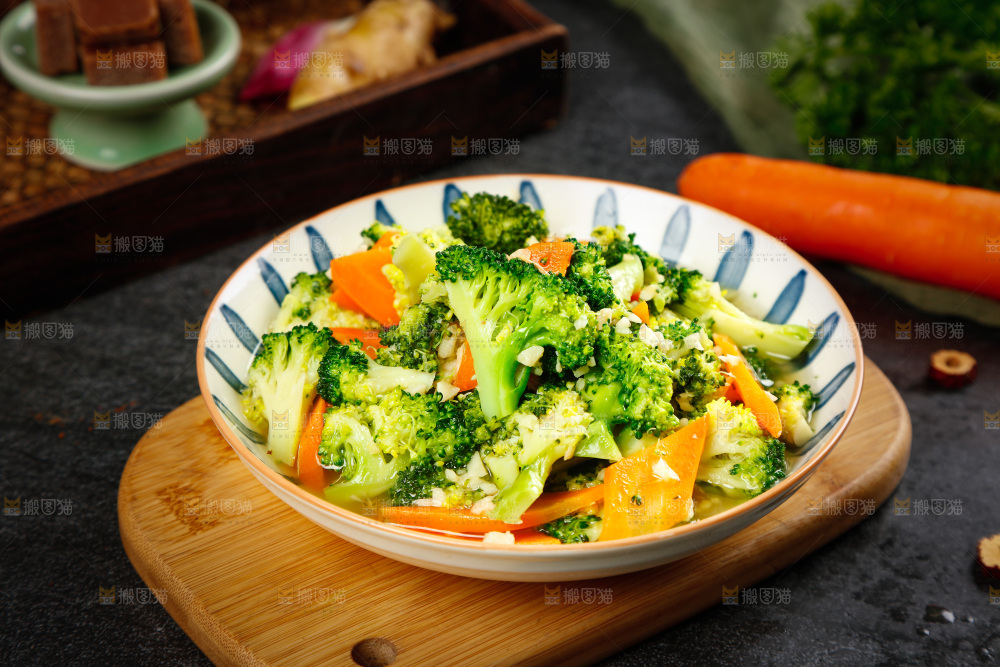木板上摆放着一盘蒜蓉炒西兰花