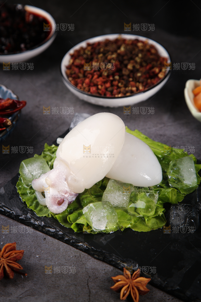 黑石板上的鲜冻墨鱼仔