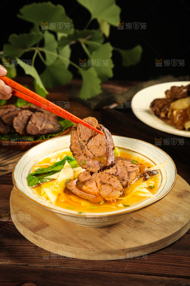 筷子上夹着酱牛肉