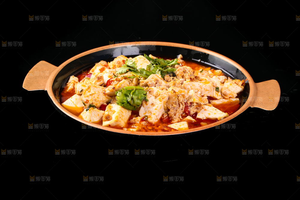 黑底上摆放着一盘麻婆豆腐