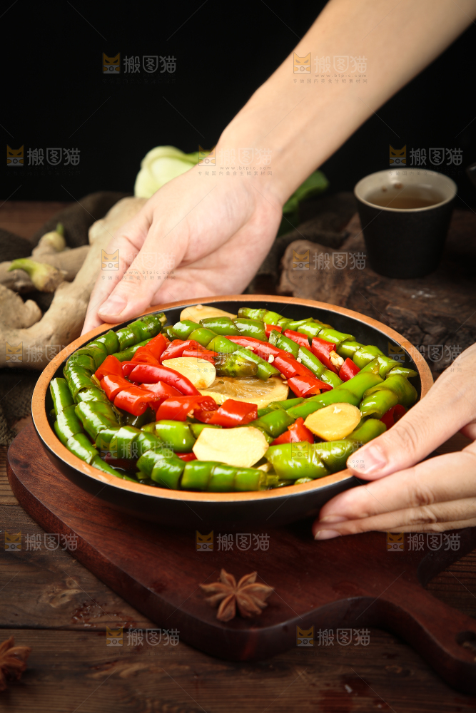 手里拿着一盘腌辣椒