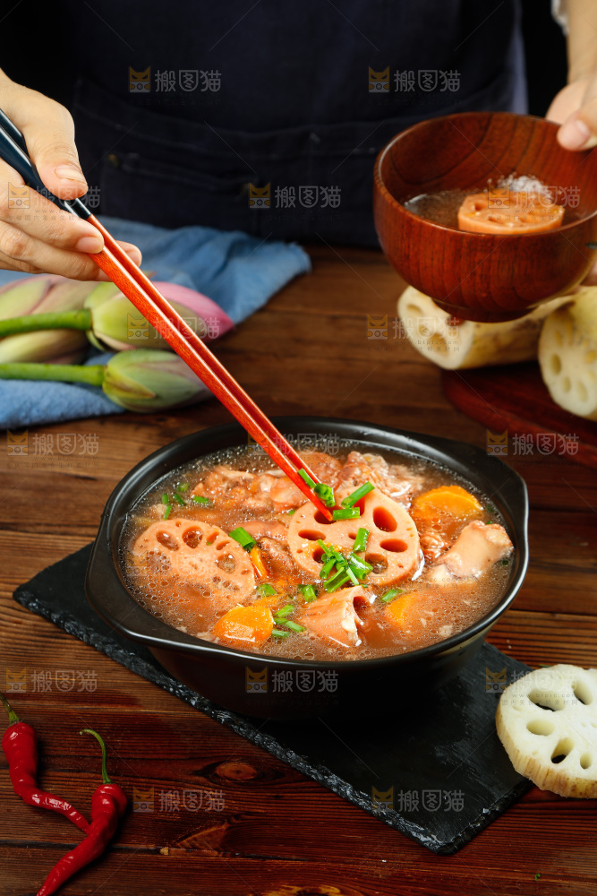 筷子上夹着粉藕