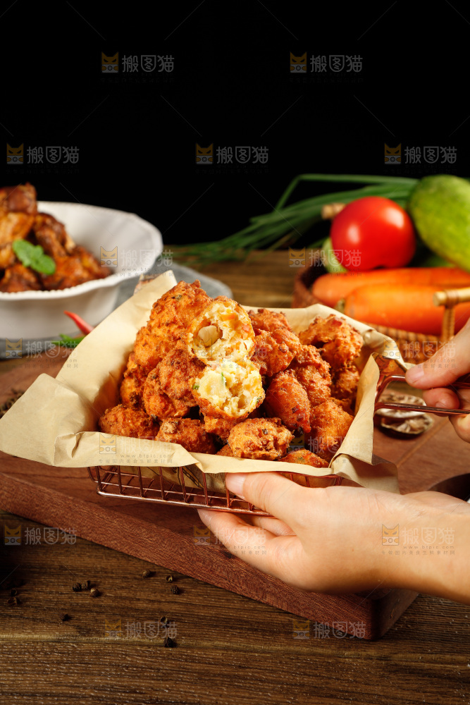 手里端着一篮豆腐素丸子