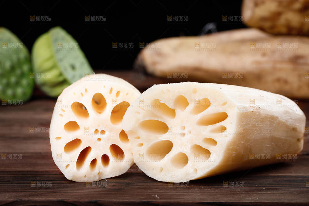 木底上摆放着湖北洪湖莲藕