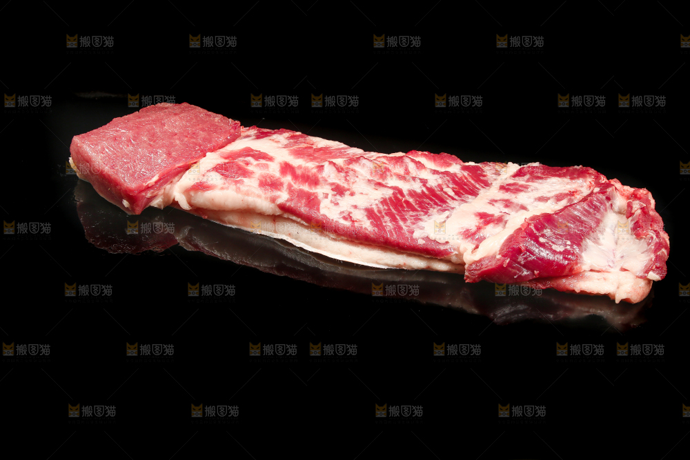 黑底上摆放着五花肉