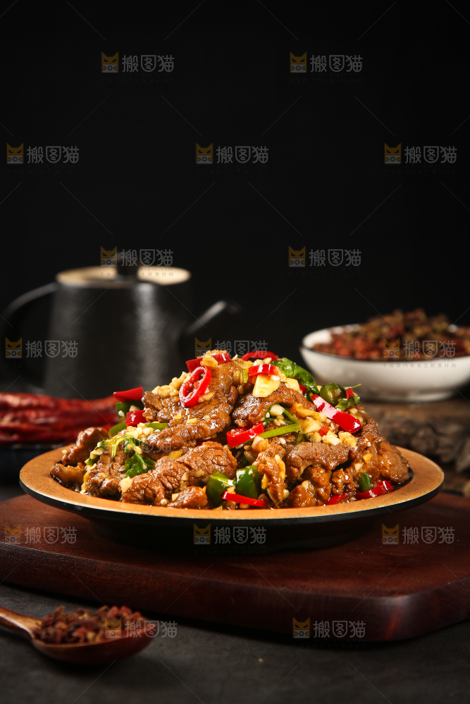 案板上放着一盘凉拌牛肉