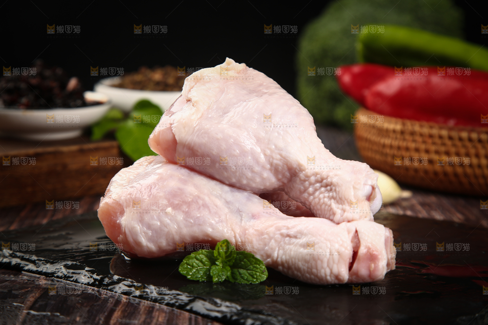 黑石板上放着生鸡腿