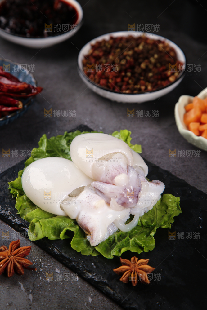 黑石板上的去皮去内脏墨鱼仔