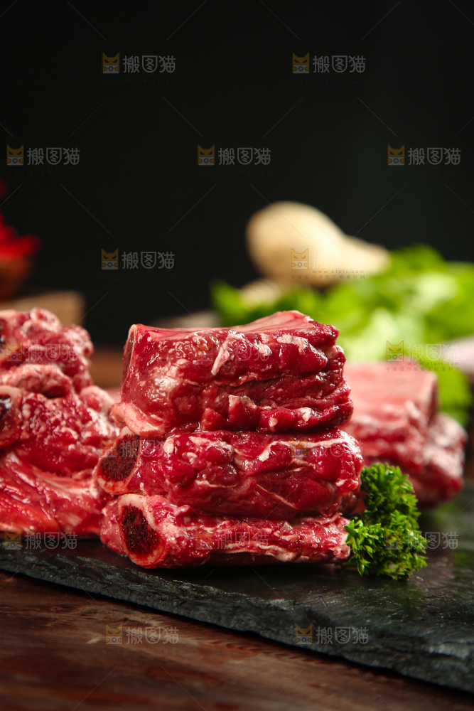 黑石板上摆放着黄牛牛排