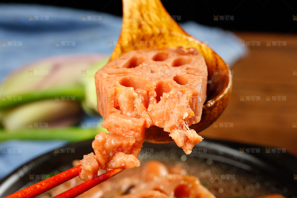 勺子上舀着莲藕