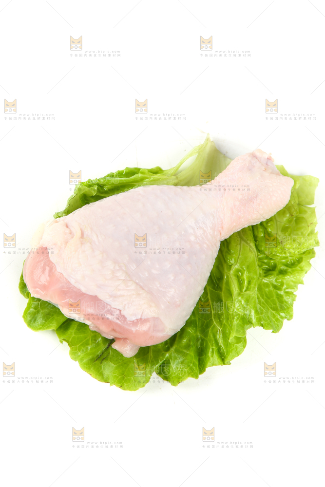 菜叶上放着生鸡腿