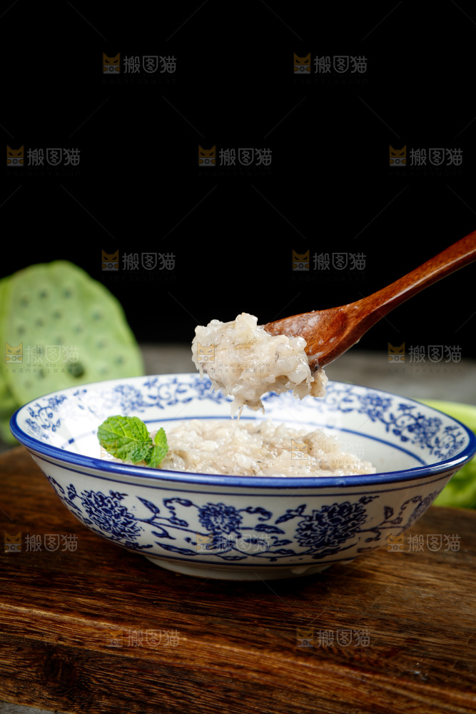 勺子上舀着虾肉