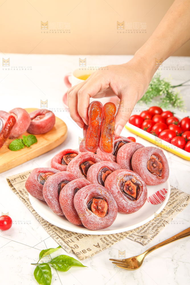 手里拿着恭城柿子饼