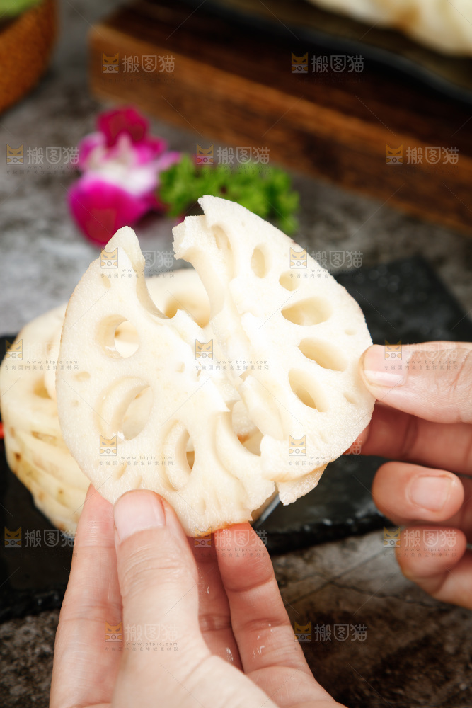 手里拿着湖北莲藕