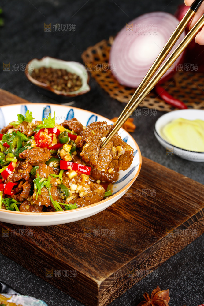 筷子上夹着牛肉