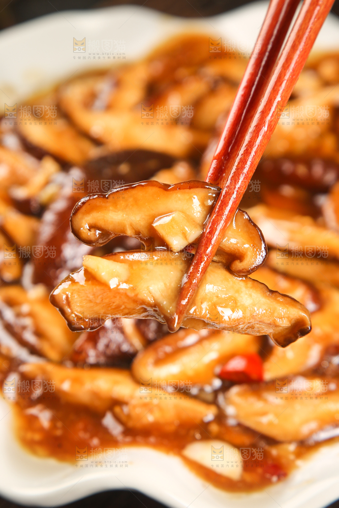 筷子上夹着炒香菇