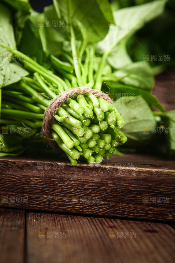 木板上放着一把新鲜苕尖