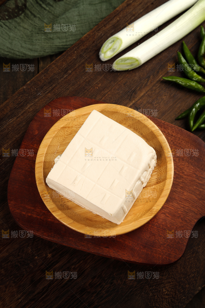 木盘里的豆腐