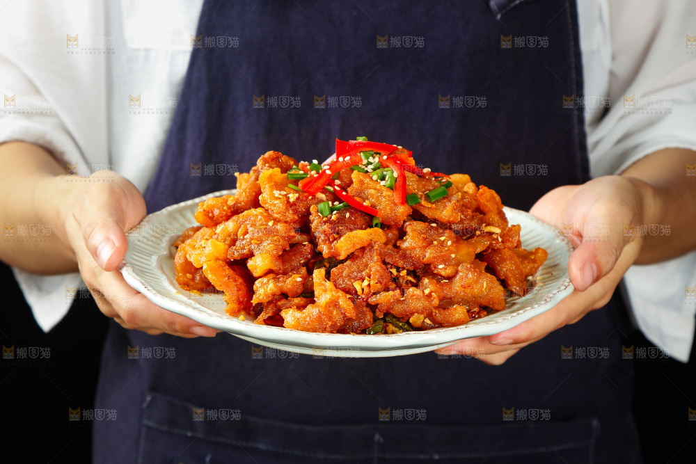 手里端着一盘辣子五花肉