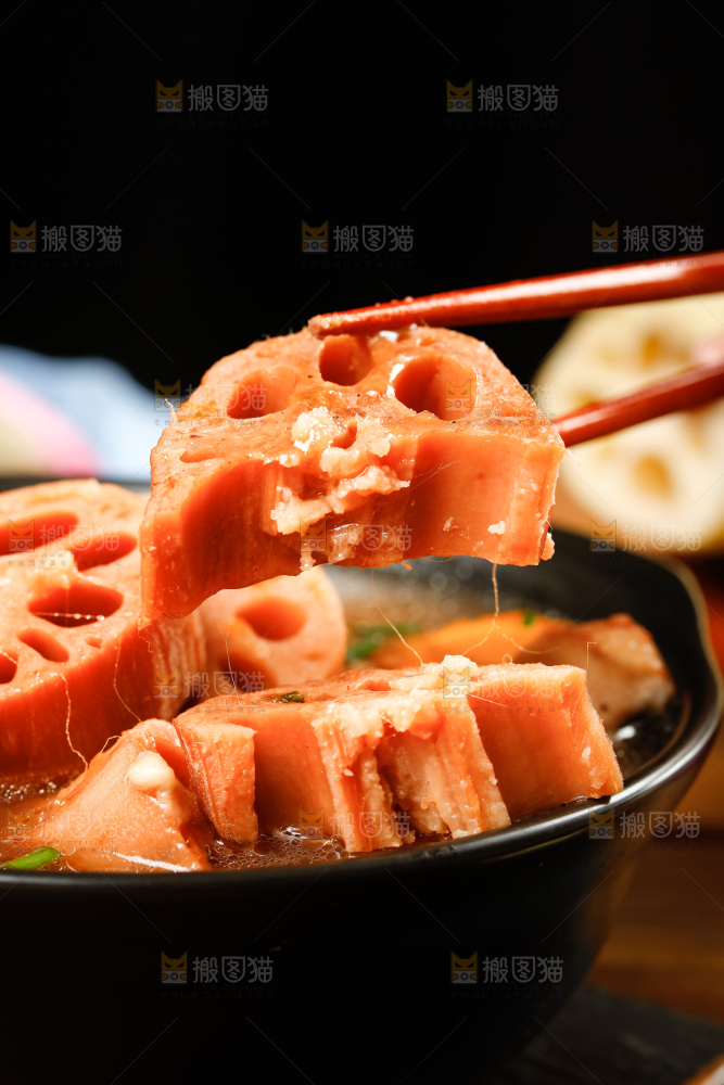 筷子上夹着粉藕