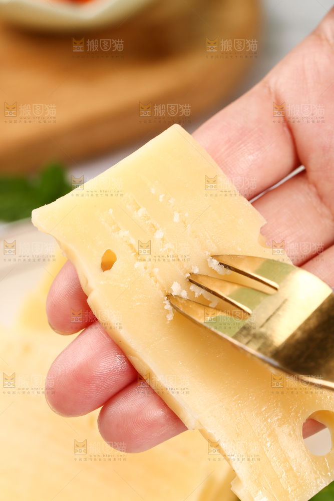 手里拿着奶酪