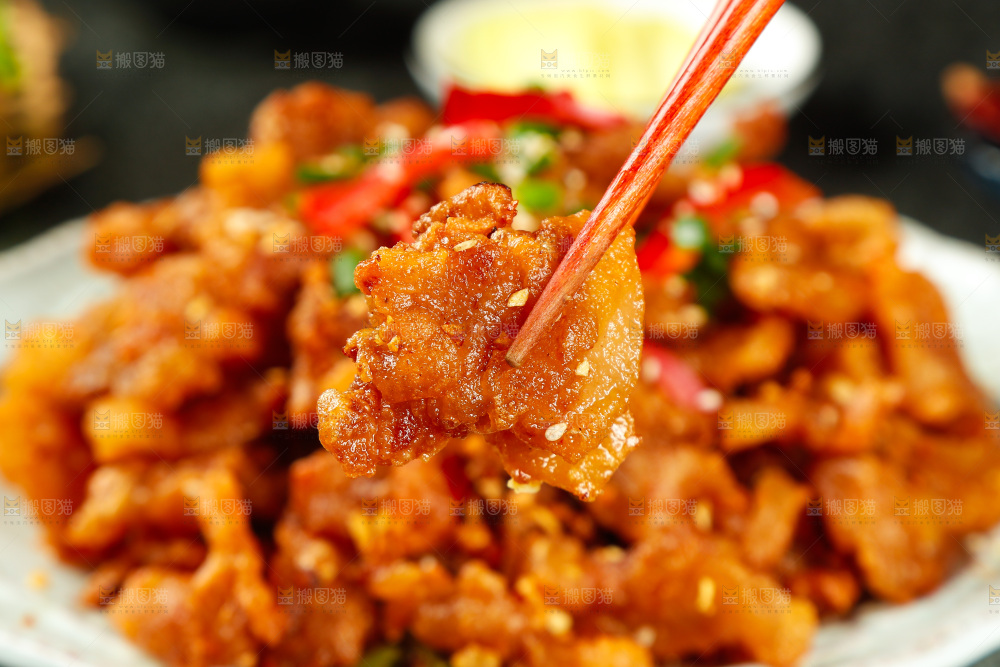 筷子上夹着酥肉