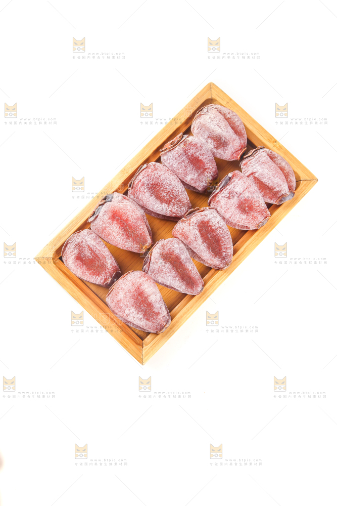 白底上放着一盘吊柿饼