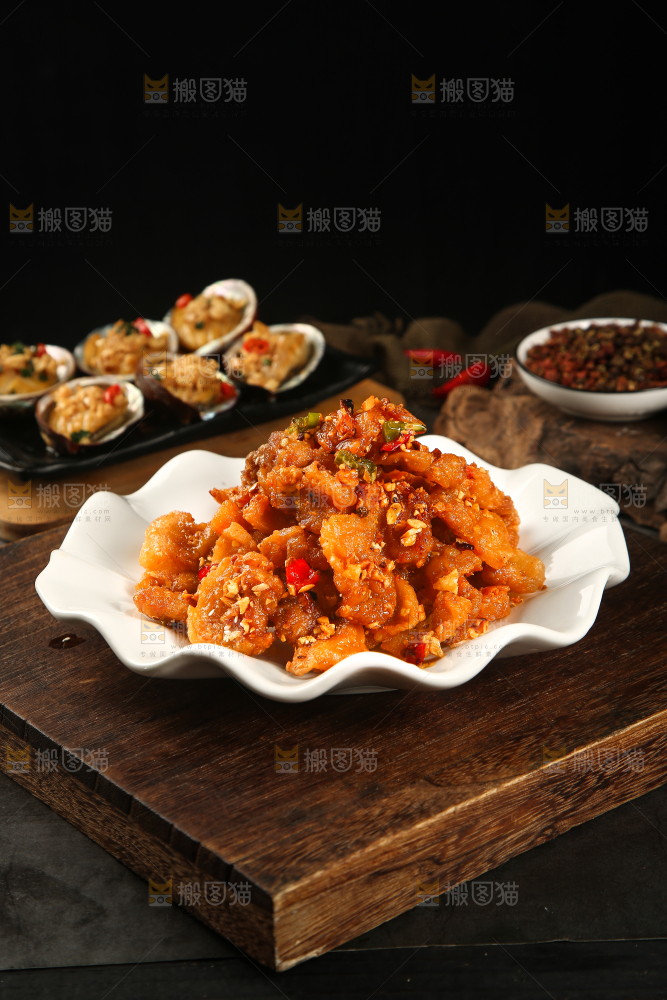 木板上放着一盘蒜香辣子肉