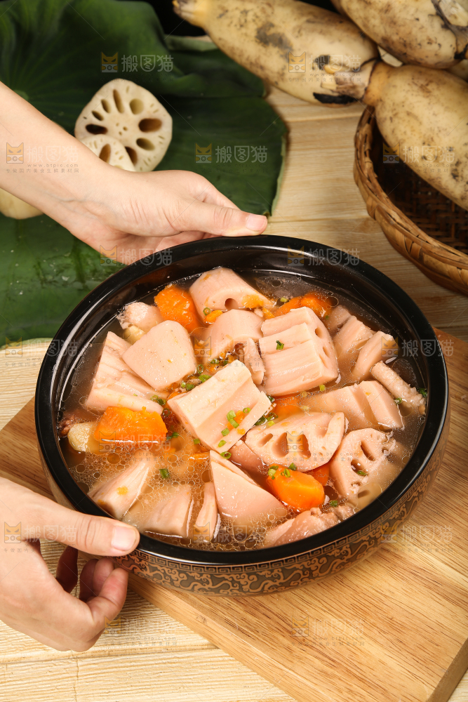手里端着一碗胡萝卜粉藕汤