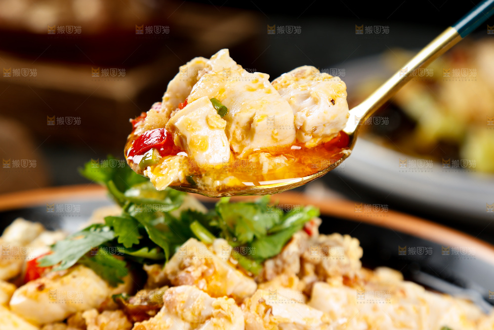 勺子上舀着肉沫豆腐