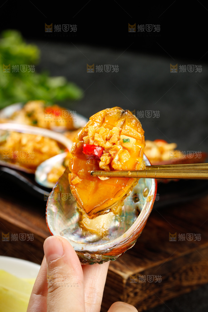 筷子上夹着鲍鱼