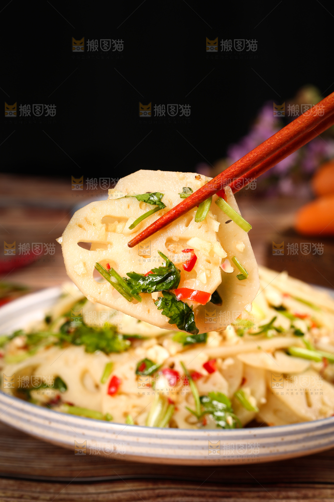 筷子上夹着酸辣藕片