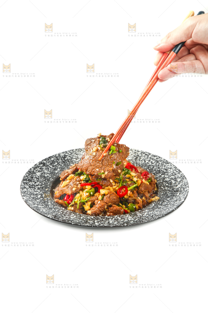 筷子上夹着牛肉