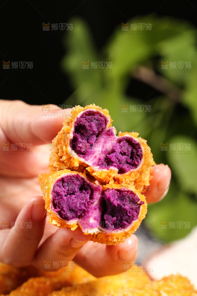 手里拿着酥脆紫薯卷